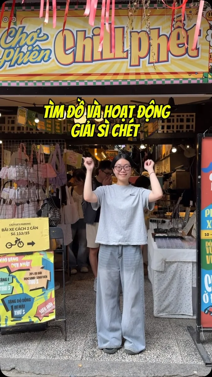 Stalls and shoppers at the Chợ Phiên Chill Phết market entrance on Nguyễn Thị Minh Khai.