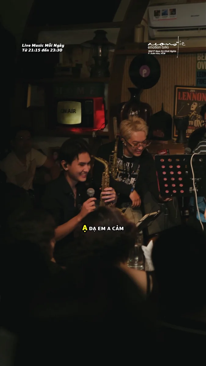 Acoustic Bar band performing beneath a daily live-music schedule showing 21:15–23:30.