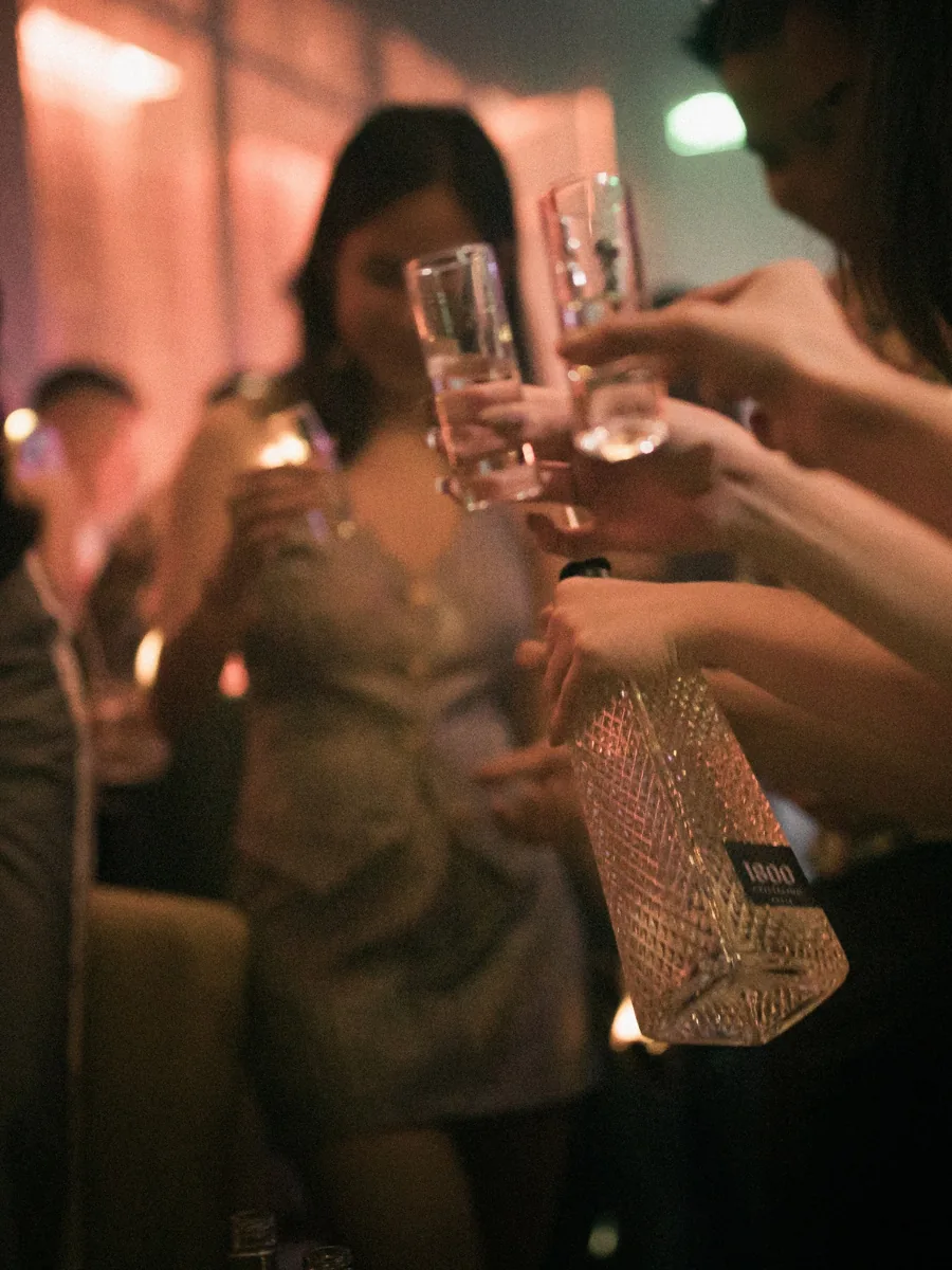 Guests raising glasses at BAR SON in the organizer’s Industry Nights announcement.