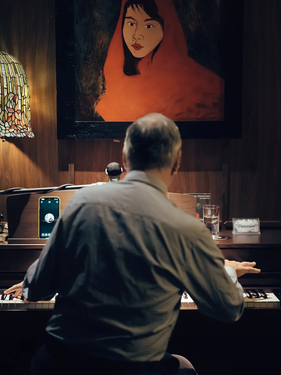 Pianist at Angels’ Share in District 1; photo illustrates the venue’s jazz atmosphere, not the lineup for a specific night.